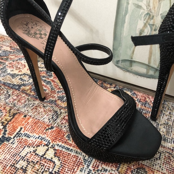 Sexy & comfortable Vince Camuto heels! - Picture 2 of 5